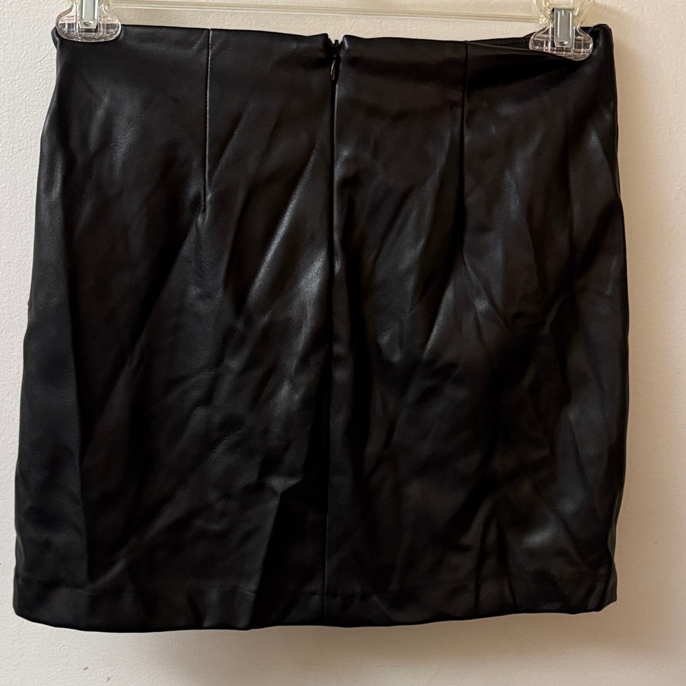 Chic Black Pencil Skirt with Stylish Bow - Picture 5 of 5